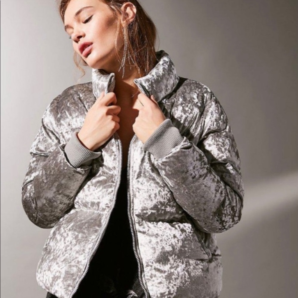 UO Silence + Noise Sliver Velvet Puffer Coat